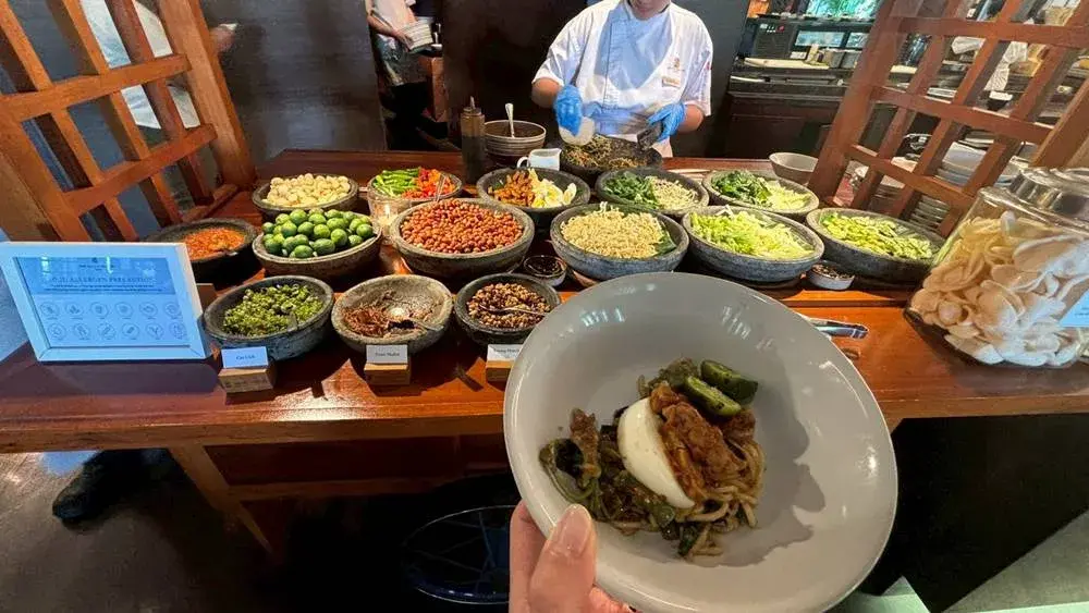 朝食ビュッフェで提供される絶品のバリ島伝統的な和え麺のビュッフェ台