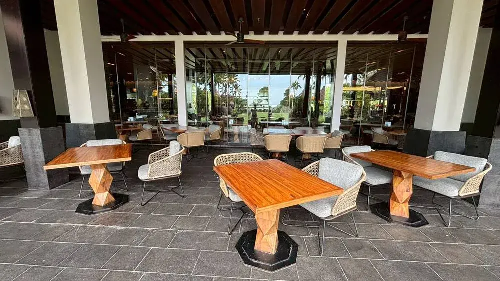 リッツカールトン・バリの朝食会場Senses（センシズ）のモダンな屋外席