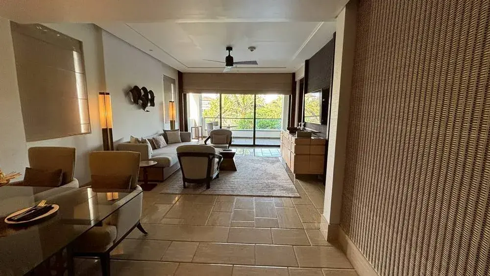 リッツカールトン・バリのスイートルームの、ダイニングとリビング続きの写真