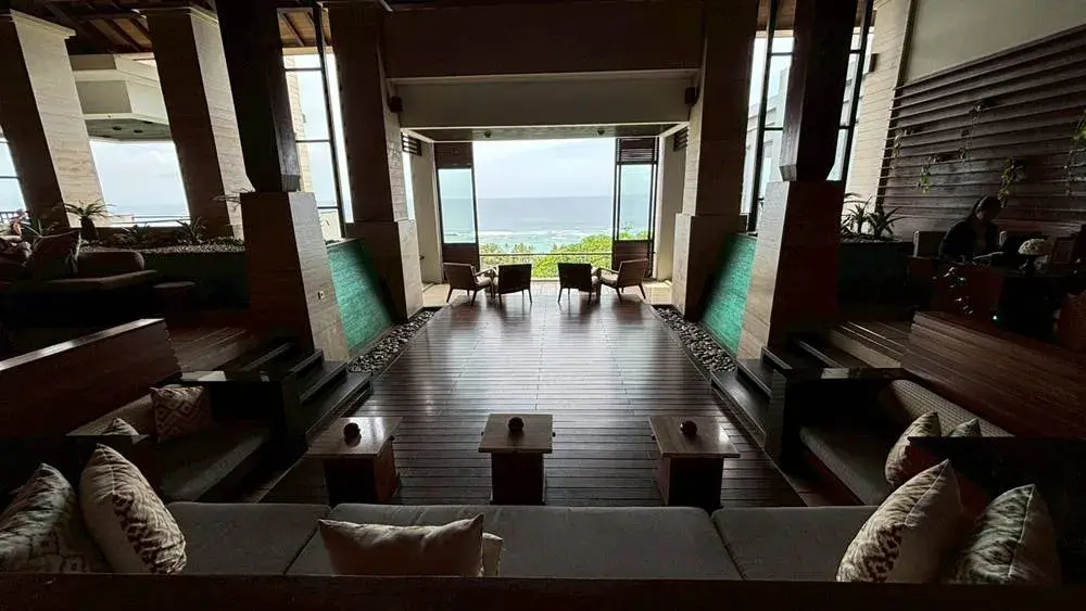 リッツカールトン・バリのロビーに置かれたソファ