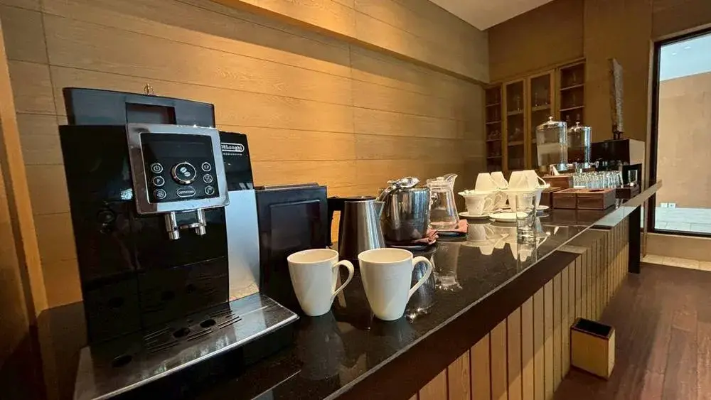 ビジネスセンター内に用意されたセルフサービスのコーヒーと紅茶