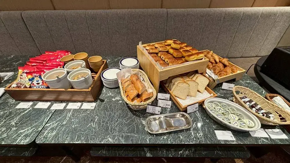 ラウンジ朝食で提供されるパンやシリアル類