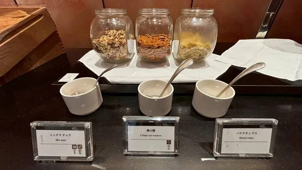 クラブラウンジ:16:00頃並べられた乾きもの類