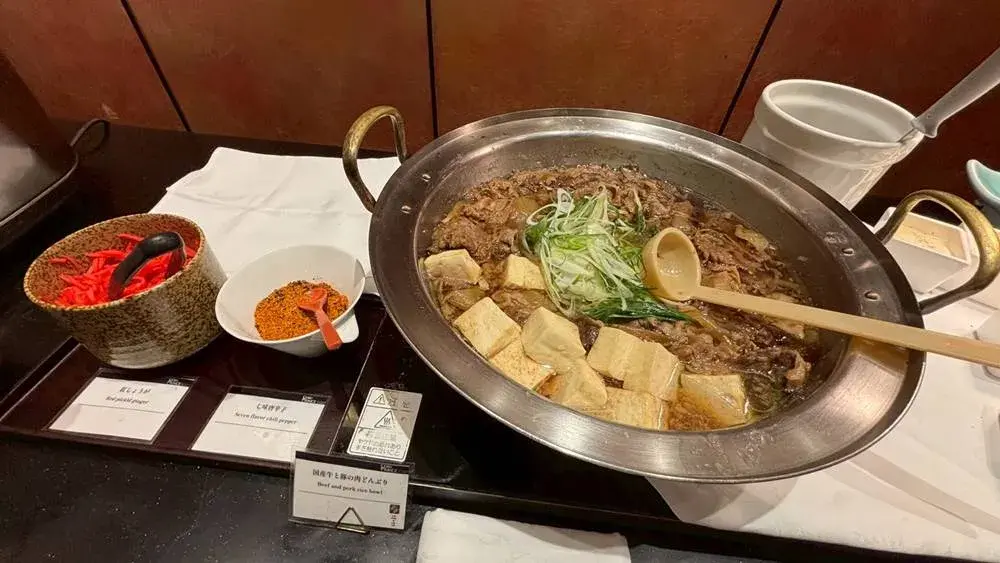 クラブラウンジの朝食:国産牛と豚の肉のどんぶり・紅しょうが・七味唐辛子