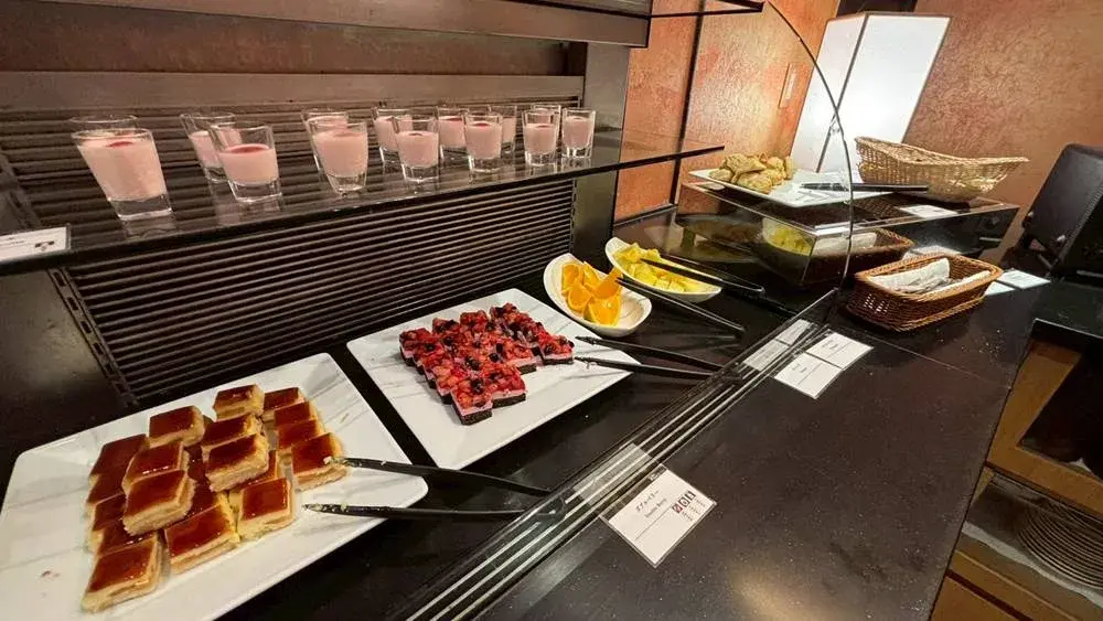 クラブラウンジ:16:00頃並べられたケーキやフルーツ