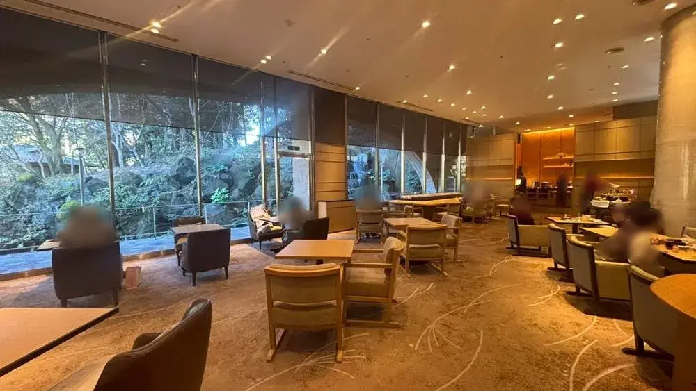 ザ・プリンス 京都宝ヶ池、オートグラフ コレクション:クラブラウンジ全体の雰囲気、一番奥に見えるのがビュッフェゾーン