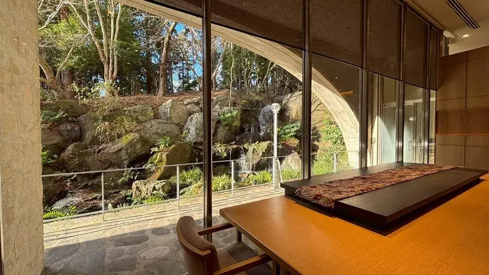 ラウンジから見える小さな滝