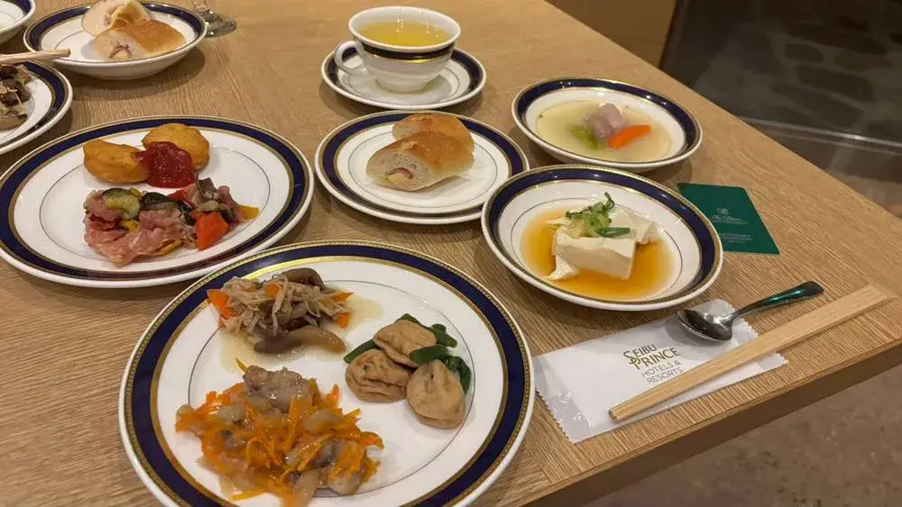 ザ・プリンス 京都宝ヶ池、オートグラフ コレクション:17:00頃・クラブラウンジのカクテルタイムでの夕食