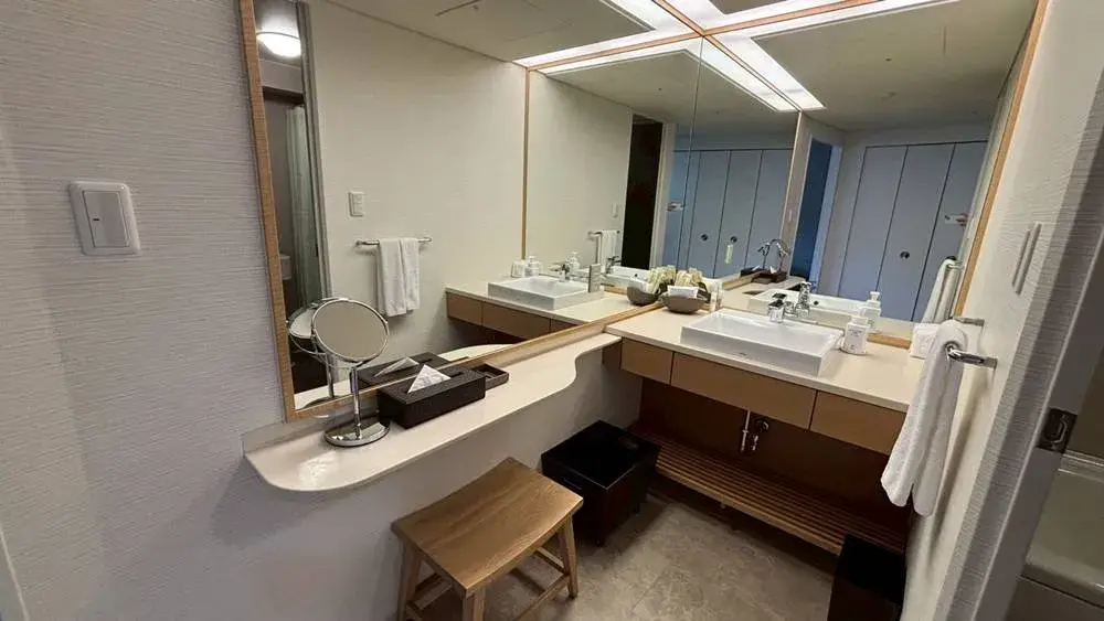 座ってメイクができるスペースもある洗面台