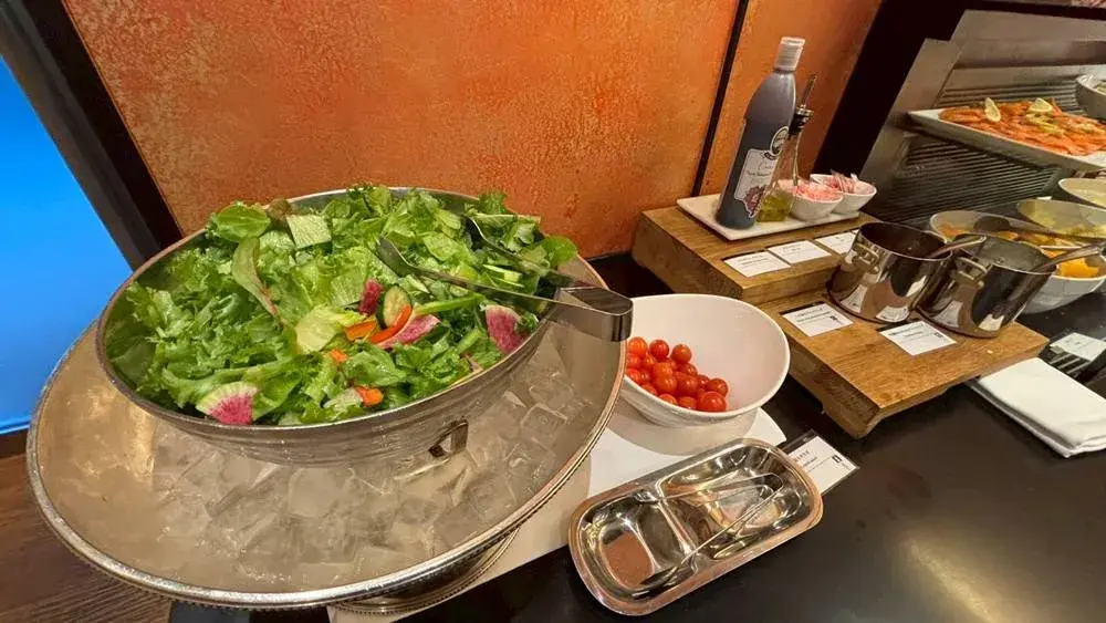 クラブラウンジの朝食:サラダ用の葉物野菜とトマト