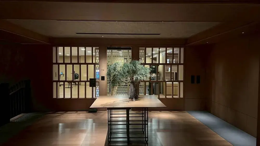 ROKU KYOTO, LXR Hotels & Resorts:夜のジム入口
