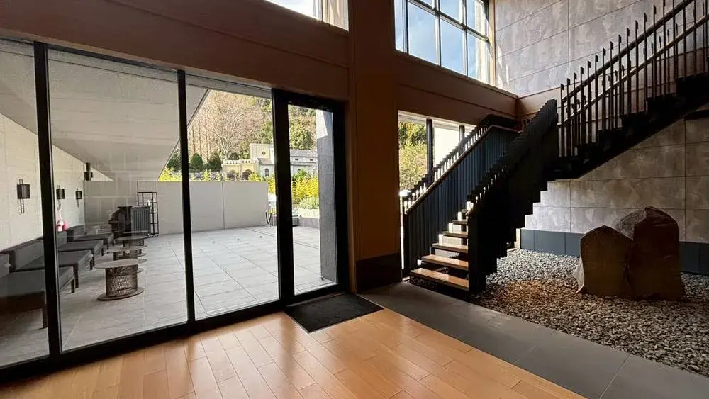 ROKU KYOTO:プールにつながる階段、階段上がジム