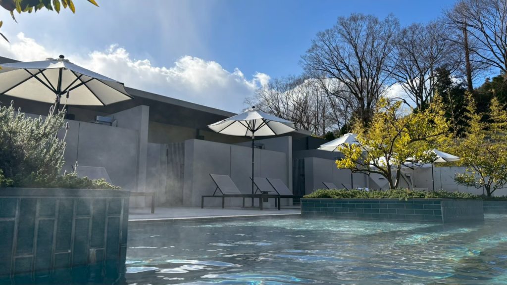 温泉プールの脇にある、プールサイドテラスルーム