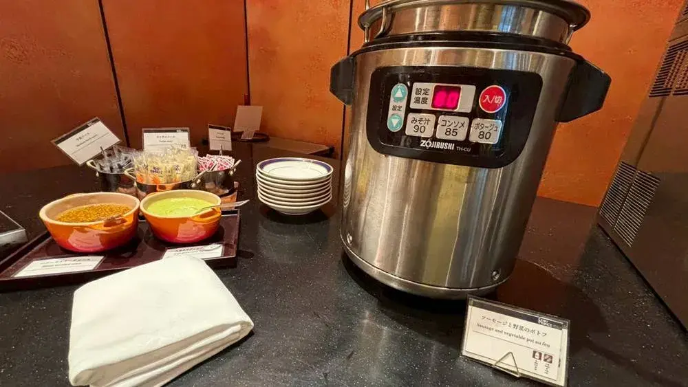 クラブラウンジの朝食:ソーセージと野菜のポトフ