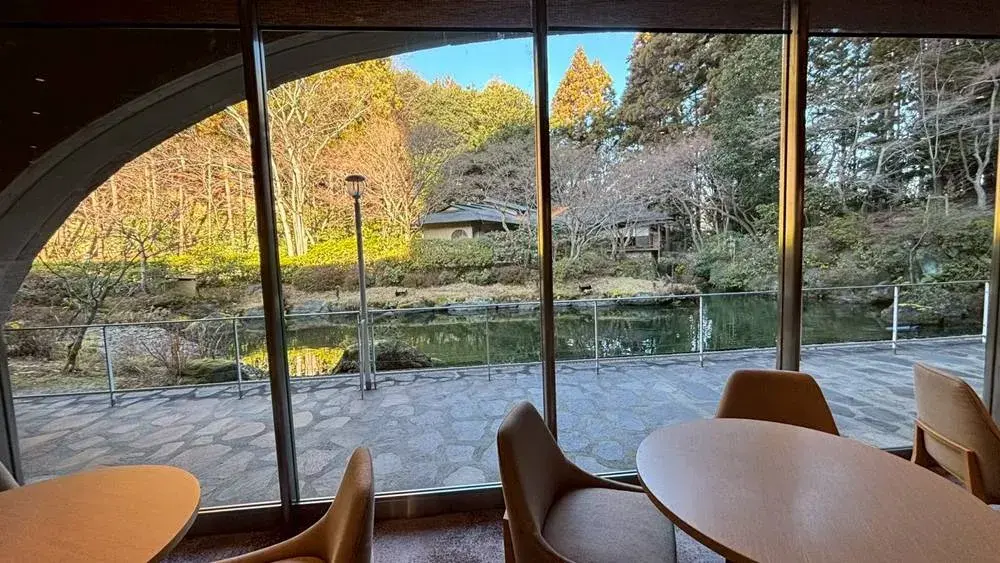 ザ・プリンス 京都宝ヶ池、オートグラフ コレクション:ラウンジから見える庭園