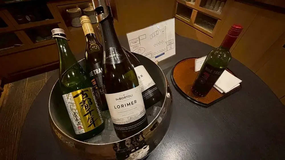 クラブラウンジ:冷えたアルコール類、ワインやスパークリングワインなど