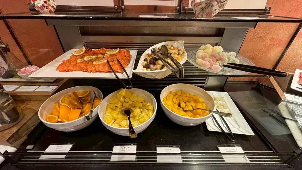 クラブラウンジの朝食:スモークサーモン・フルーツなど