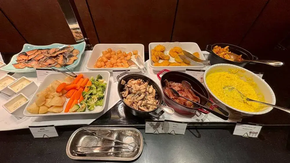 クラブラウンジの朝食:焼き魚・温野菜・ベーコン・スクランブルエッグなど