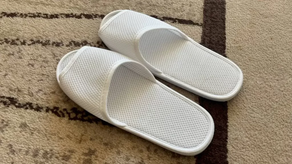 除菌して使いまわしされていると思われるスリッパ