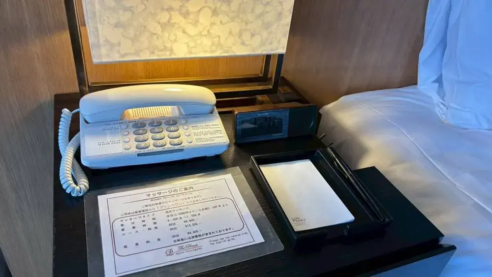 ベッドわきの電話と、マッサージなどの案内
