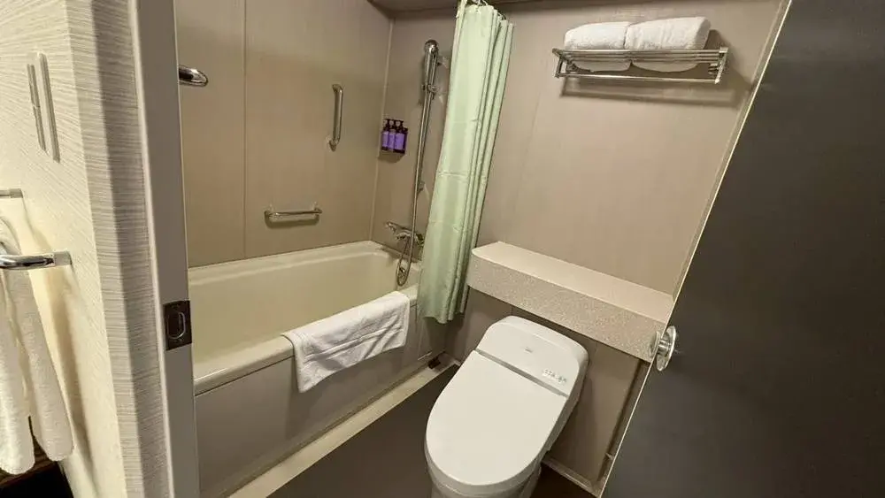 トイレとバスタブが一体になっているバスルーム