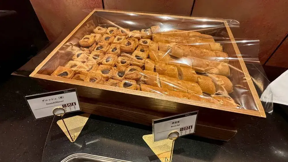 クラブラウンジ:16:00頃並べられたデニッシュ・バケット