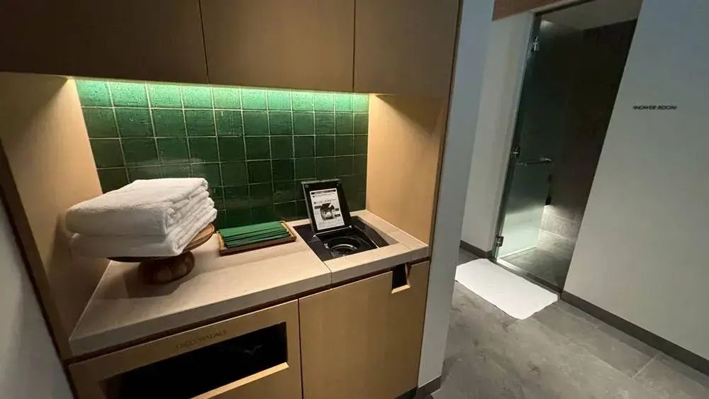 ROKU京都 サーマルプール更衣室(シャワールーム・水着用脱水機)